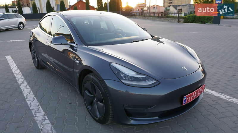 Седан Tesla Model 3 2019 в Дубні