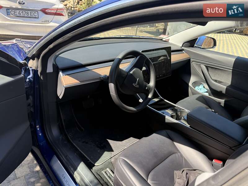 Седан Tesla Model 3 2020 в Чернівцях