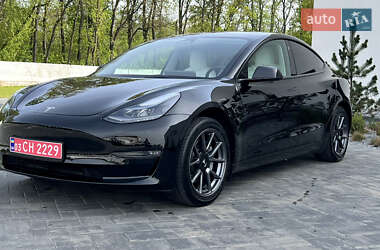 Седан Tesla Model 3 2022 в 