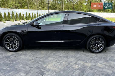 Седан Tesla Model 3 2022 в 