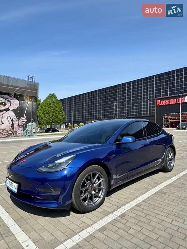 Седан Tesla Model 3 2023 в Луцке