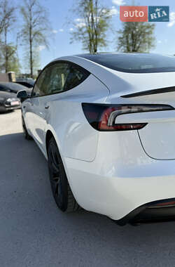 Седан Tesla Model 3 2024 в 