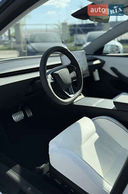 Седан Tesla Model 3 2024 в 