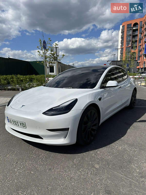 Седан Tesla Model 3 2023 в 