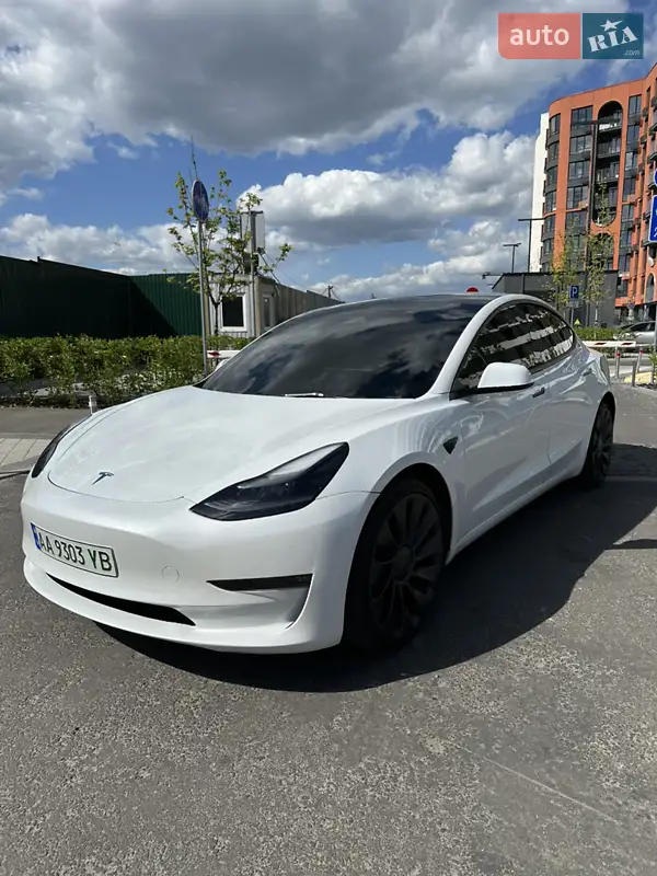 Седан Tesla Model 3 2023 в 