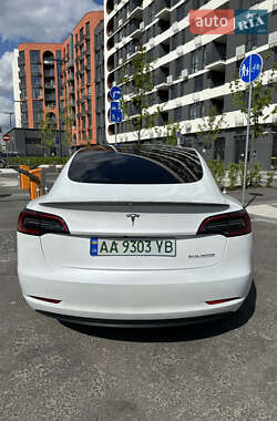 Седан Tesla Model 3 2023 в 