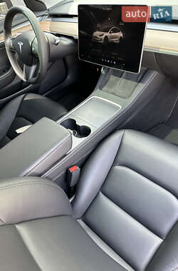 Седан Tesla Model 3 2023 в 