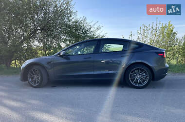 Седан Tesla Model 3 2022 в 