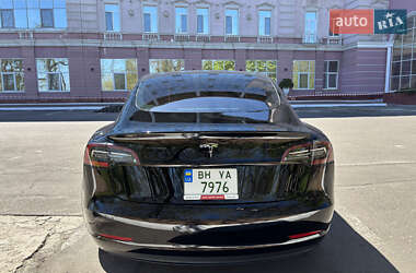 Седан Tesla Model 3 2022 в 