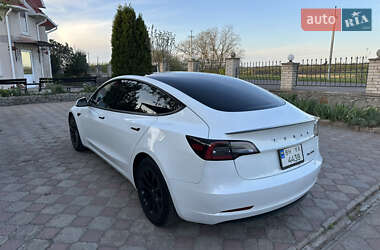 Седан Tesla Model 3 2022 в 