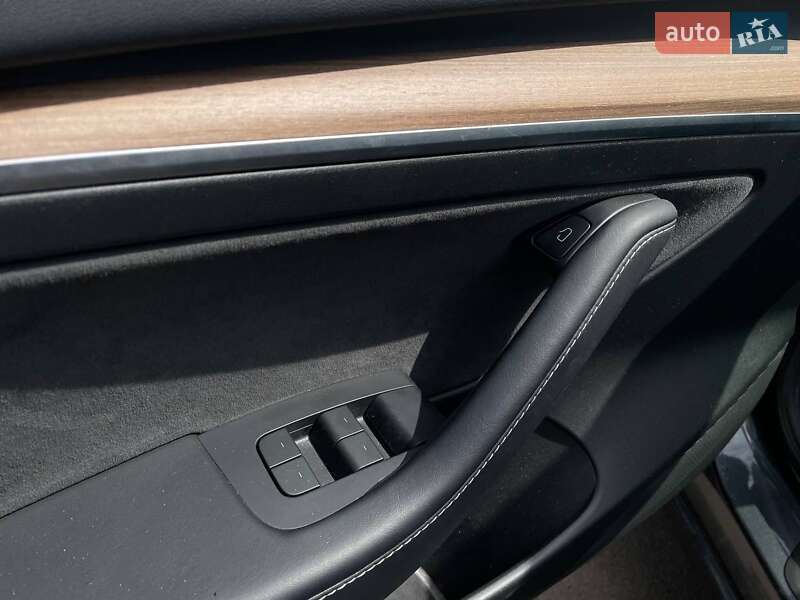 Седан Tesla Model 3 2023 в Києві