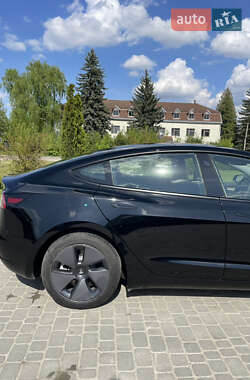 Седан Tesla Model 3 2022 в 