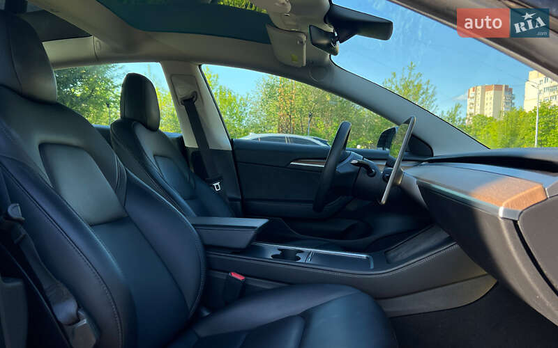 Седан Tesla Model 3 2022 в Львове
