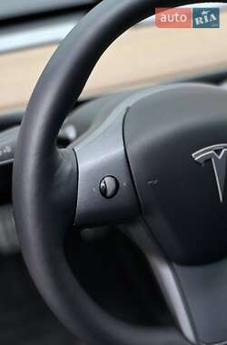 Седан Tesla Model 3 2021 в 