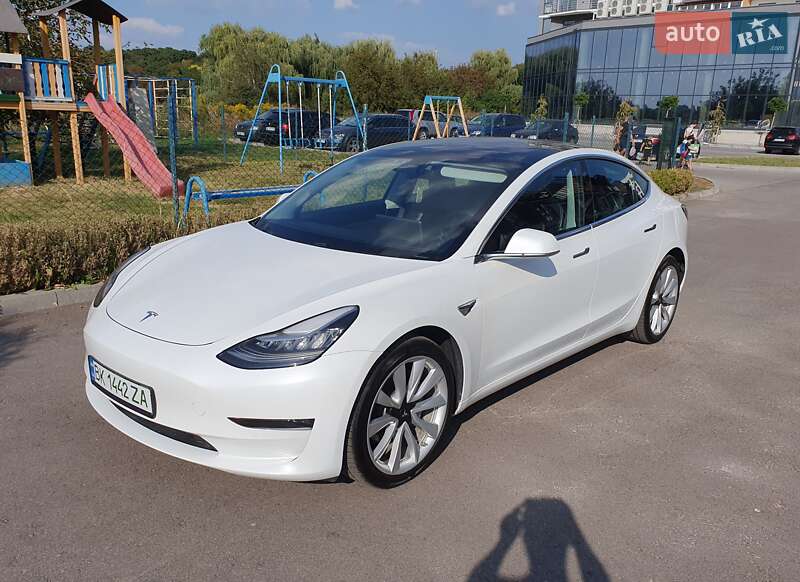 Седан Tesla Model 3 2020 в Ровно