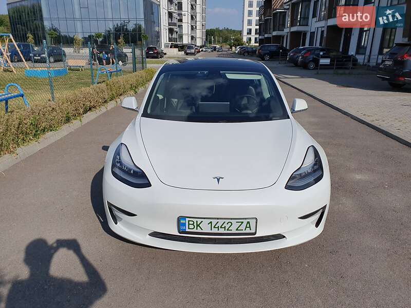 Седан Tesla Model 3 2020 в Ровно