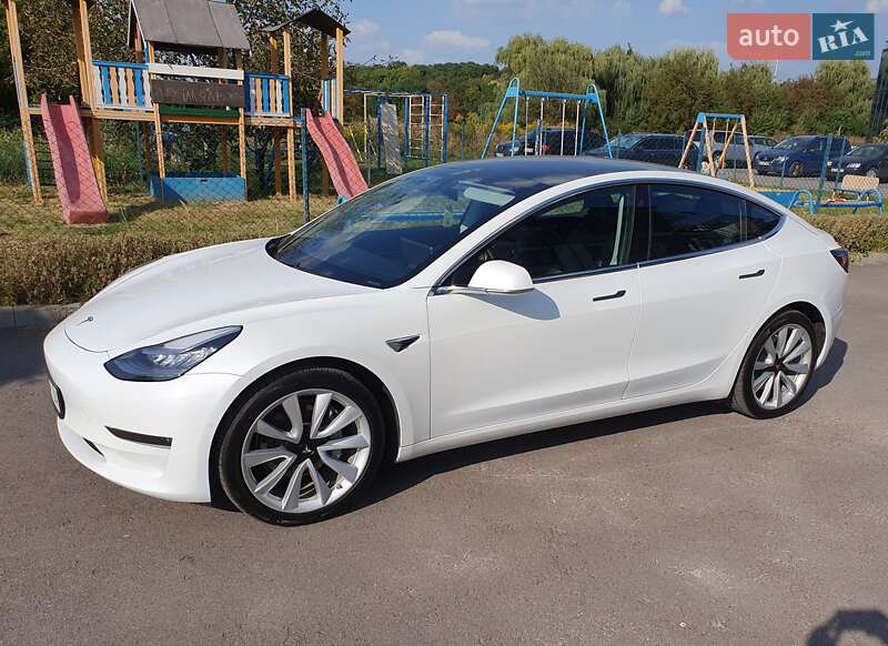 Седан Tesla Model 3 2020 в Ровно