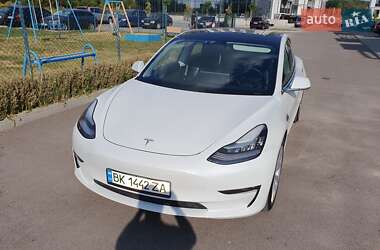 Седан Tesla Model 3 2020 в Ровно