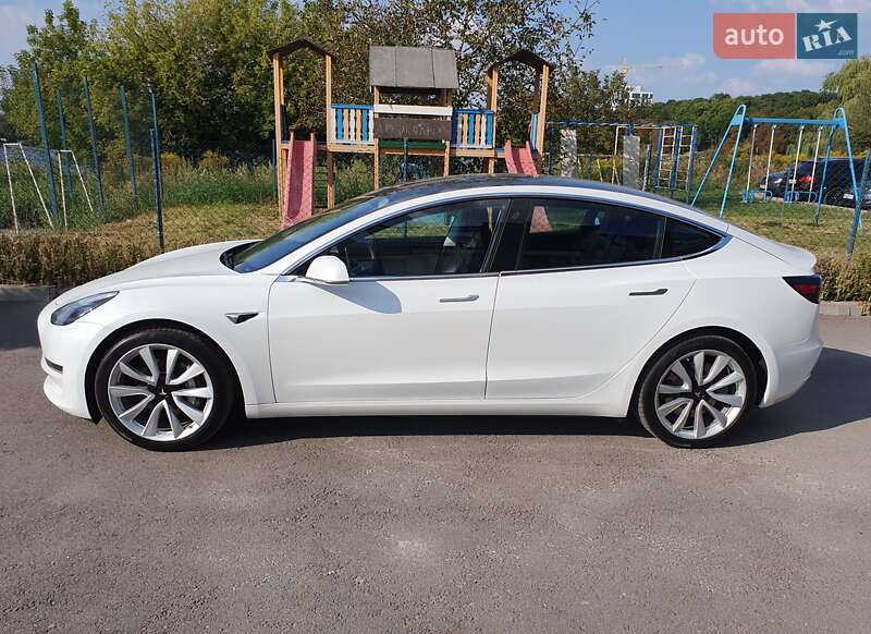 Седан Tesla Model 3 2020 в Ровно
