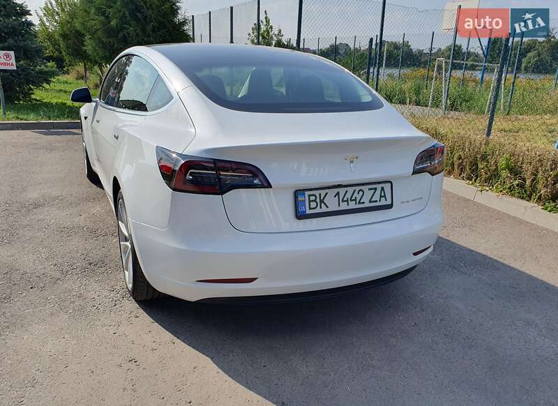 Седан Tesla Model 3 2020 в Ровно