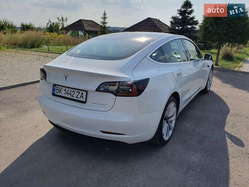 Седан Tesla Model 3 2020 в Ровно