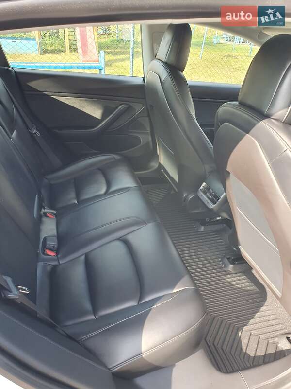 Седан Tesla Model 3 2020 в Ровно