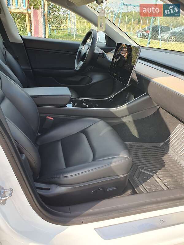 Седан Tesla Model 3 2020 в Ровно