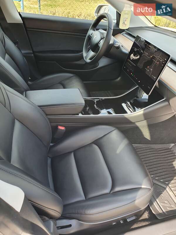 Седан Tesla Model 3 2020 в Ровно