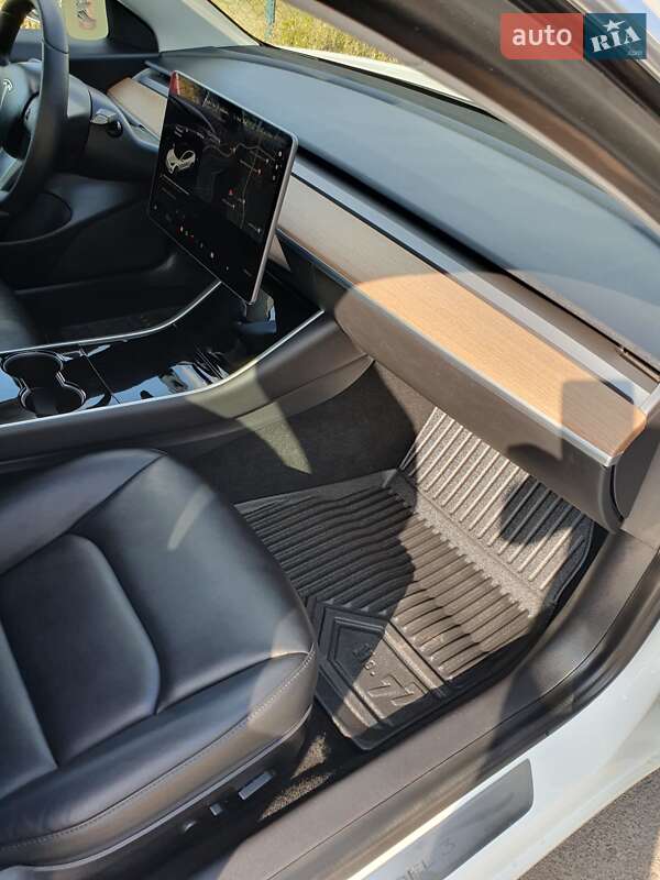 Седан Tesla Model 3 2020 в Ровно