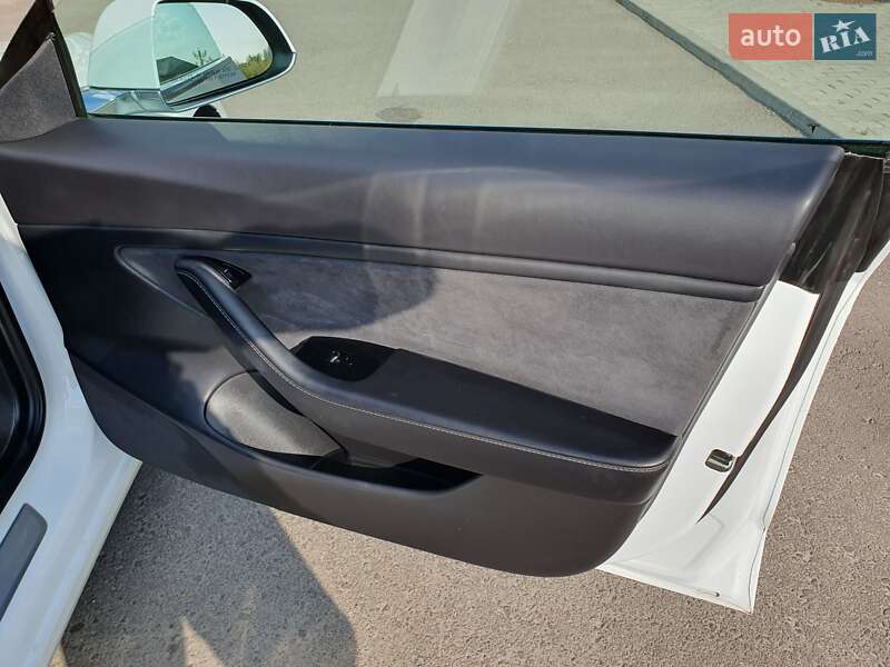 Седан Tesla Model 3 2020 в Ровно