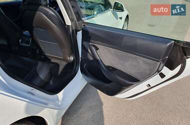 Седан Tesla Model 3 2020 в Ровно