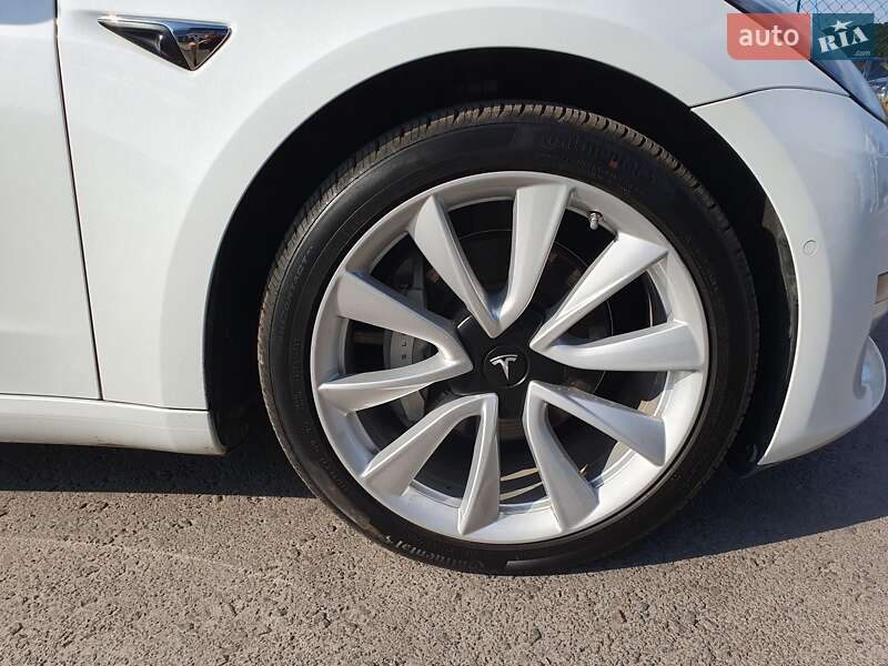 Седан Tesla Model 3 2020 в Ровно