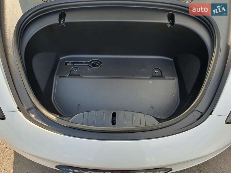 Седан Tesla Model 3 2020 в Ровно