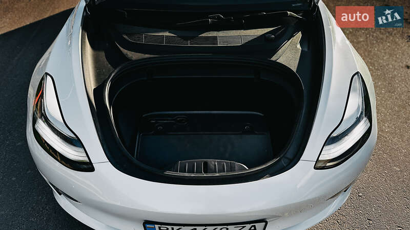 Седан Tesla Model 3 2020 в Ровно