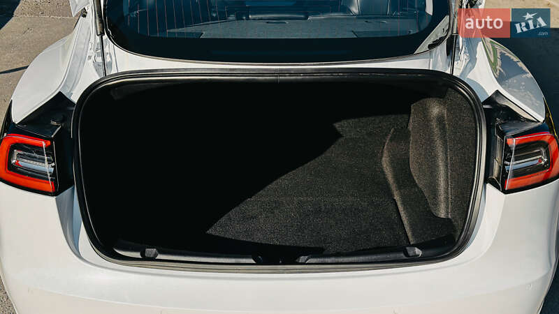 Седан Tesla Model 3 2020 в Ровно
