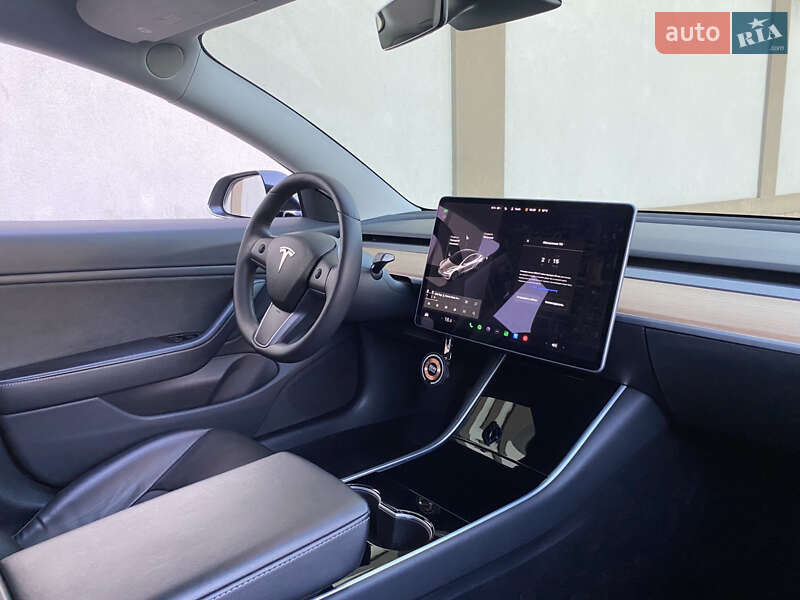 Седан Tesla Model 3 2019 в Киеве