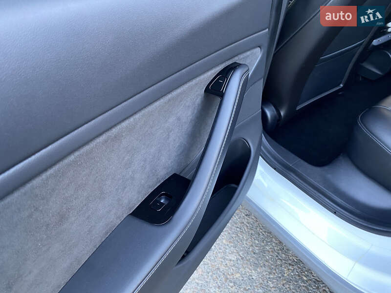 Седан Tesla Model 3 2019 в Киеве