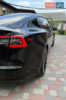 Седан Tesla Model 3 2022 в 