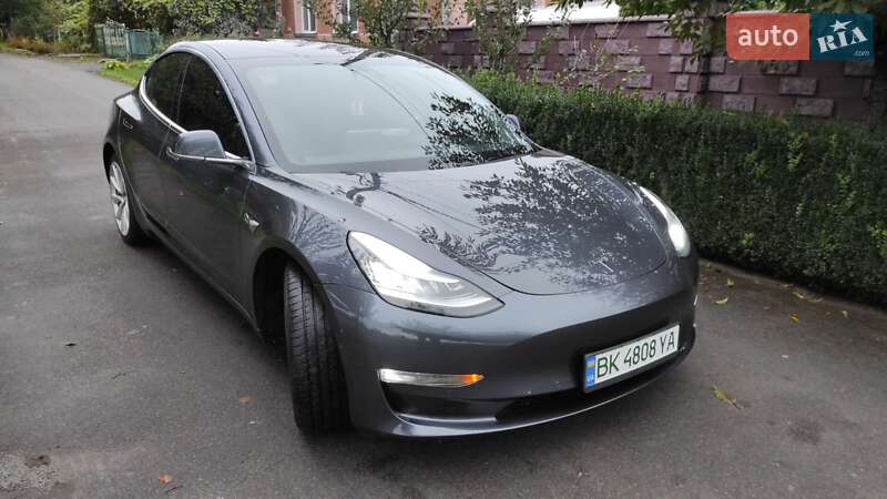 Седан Tesla Model 3 2018 в Ровно