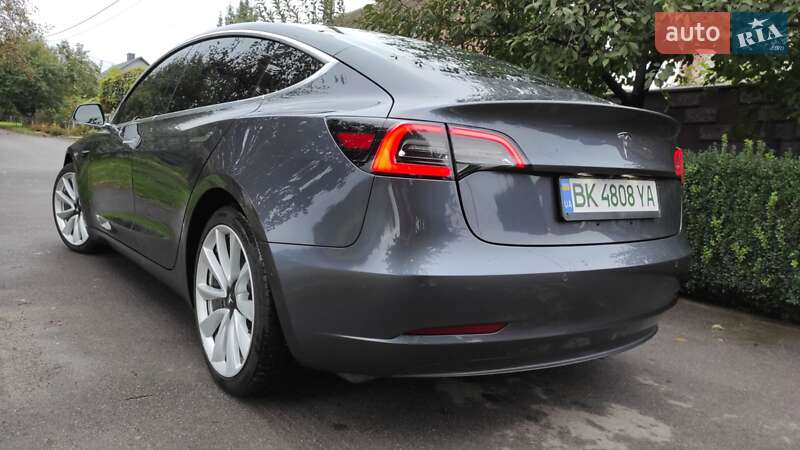 Седан Tesla Model 3 2018 в Ровно