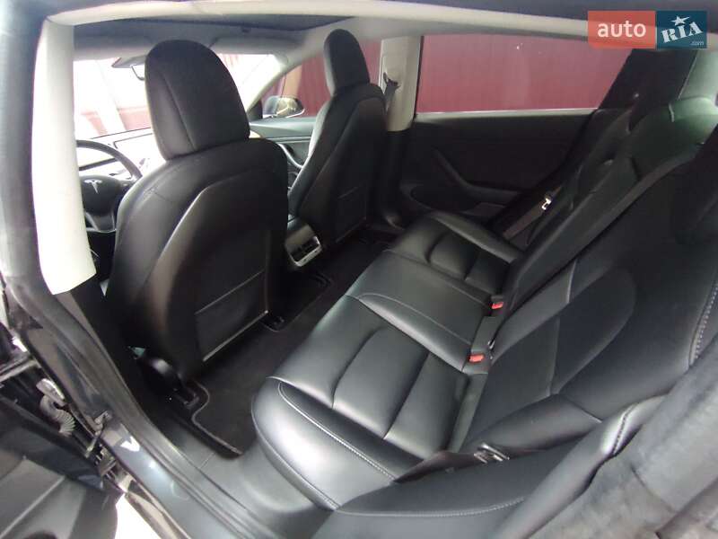 Седан Tesla Model 3 2018 в Ровно