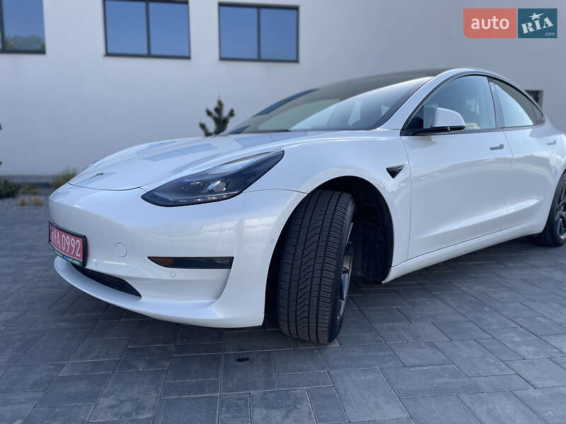 Седан Tesla Model 3 2021 в Луцке