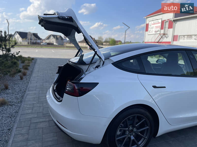 Седан Tesla Model 3 2021 в Луцке