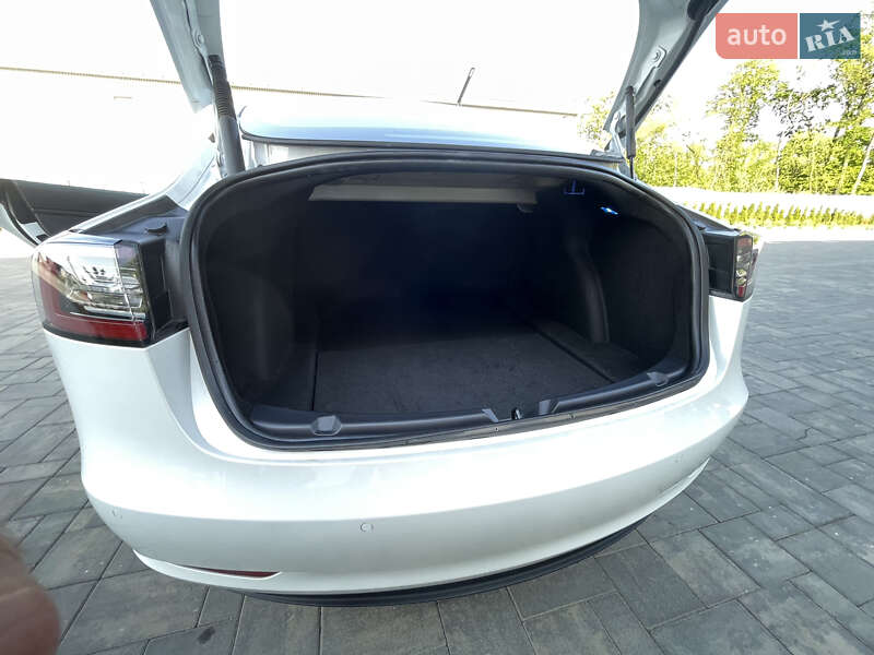 Седан Tesla Model 3 2021 в Луцке
