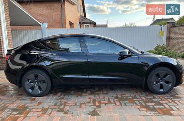 Седан Tesla Model 3 2022 в 