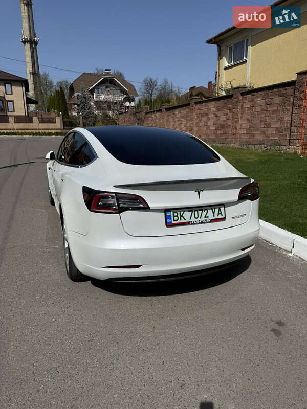 Седан Tesla Model 3 2020 в Ровно