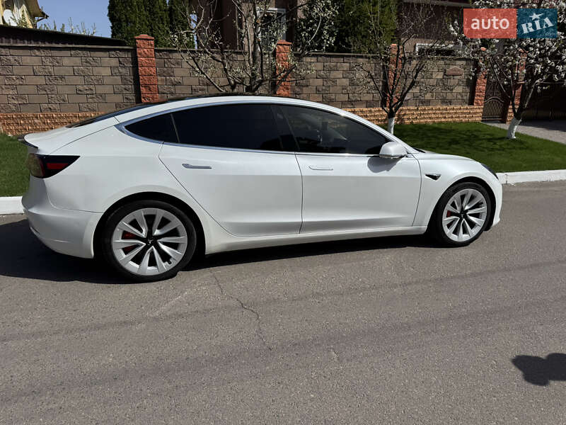 Седан Tesla Model 3 2020 в Ровно