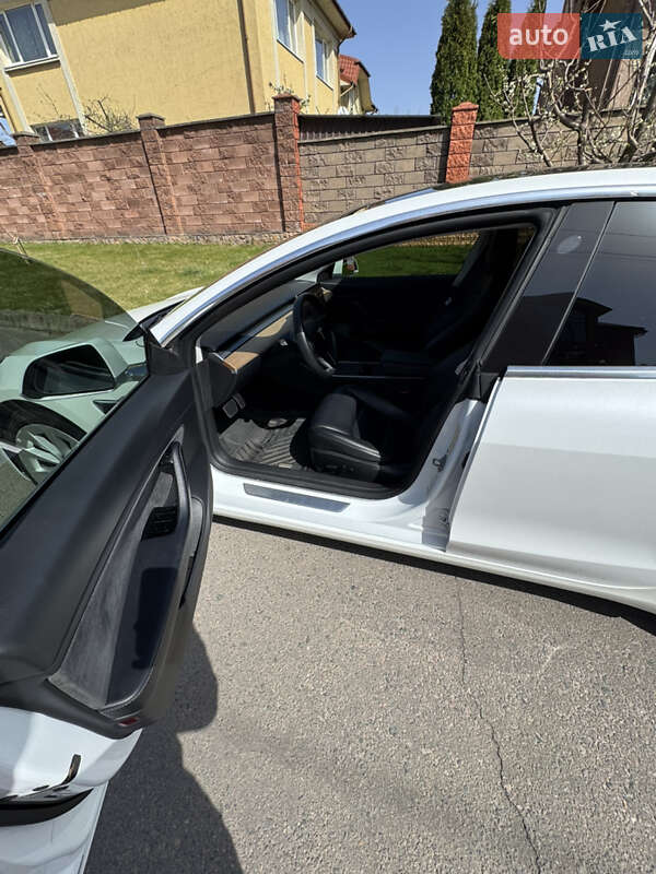 Седан Tesla Model 3 2020 в Ровно