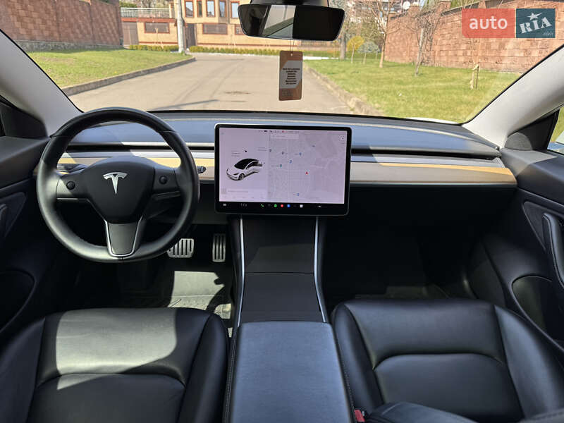 Седан Tesla Model 3 2020 в Ровно