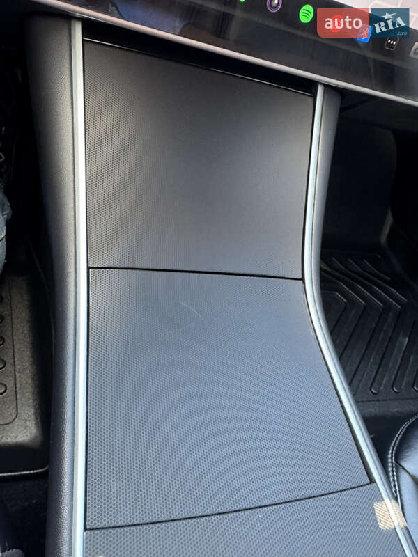 Седан Tesla Model 3 2020 в Ровно